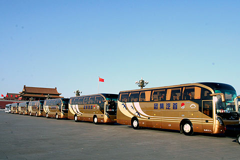 兩(liang) 會(hui) 代表乘坐金旅XML6125開拓者