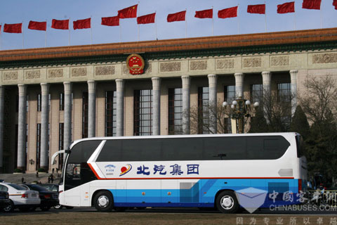 行駛在人民大會(hui) 堂前的北汽車輛