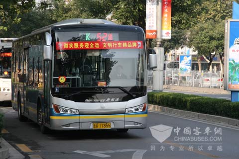 行駛在濟南街頭的中通betway在线官网客車