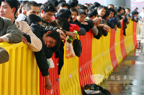 2010年1月20日下午，寧波國際會展中心鐵路臨時售票點，長長的隊伍中，從廣西來此打工，已經3年沒有回過家的小夥子梁獻貴趴在隔離欄上酣然入眠。 