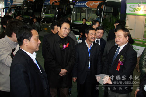 張小虞等嘉賓參觀常隆展台