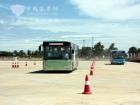 兩輛XMQ6127G進行加速性能測試，裝配自動變速箱的客車（左）加速性能明顯好於裝配手動變速箱的客車