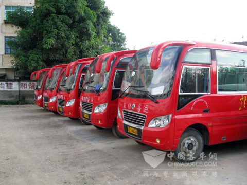 整齊劃一的農(nong) 村客運車輛