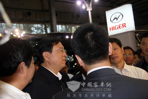 張德江在海格展台前
