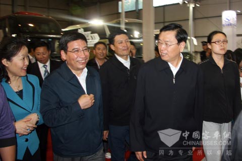 張德江一行在大金龍展台稍作停駐