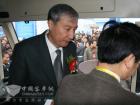 恒通客車副總經理田野在恒通的純電動車上向黃奇帆市長、田力普局長介紹恒通客車