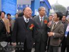 恒通客車副總經理田野在恒通的純電動車上向黃奇帆市長、田力普局長介紹恒通客車