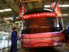 工人正在進行車輛下線前的最後調試工作
