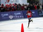 肯尼亞選手凱伯科裏爾以2小時8分07秒成績奪冠，圖為衝刺瞬間