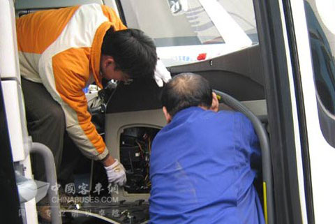 大金龍售後服務團隊在精心檢測兩會服務車輛
