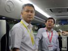 大金龍董事長穀濤向馮正霖副部長介紹大金龍車載電腦信息係統的先進功能