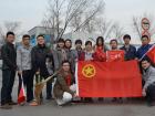 歐輝客車團委組織開展“無私奉獻，學習雷鋒”活動，青年員工清掃完廠區外留念