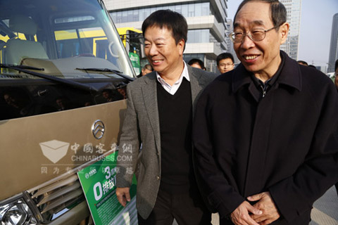 福建省委書記尤權（右）在福建汽車集團董事長廉小強（左）陪同下考察betway在线官网客車