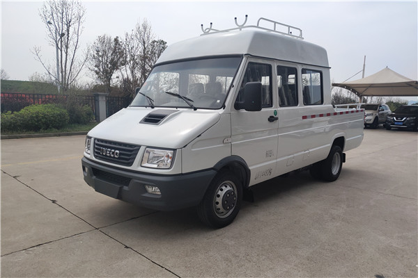 南京依維柯NJ5046XGCZ5A-2鬥式車（柴油國六6-9座）