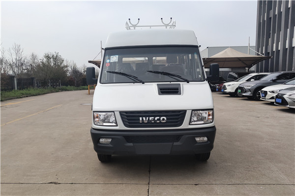 南京依維柯NJ5046XGCZ5A-2鬥式車（柴油國六6-9座）