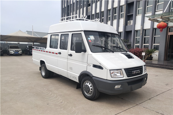 南京依維柯NJ5046XGCZ5A-2鬥式車（柴油國六6-9座）