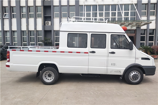 南京依維柯NJ5046XGCZ5A-2鬥式車（柴油國六6-9座）