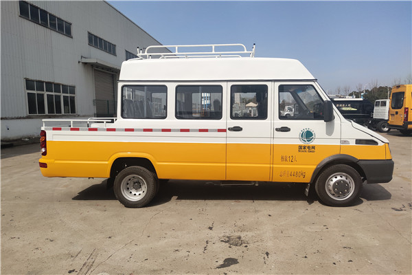 南京依維柯NJ5046XGCZA鬥式工程車（柴油國六10-13座）
