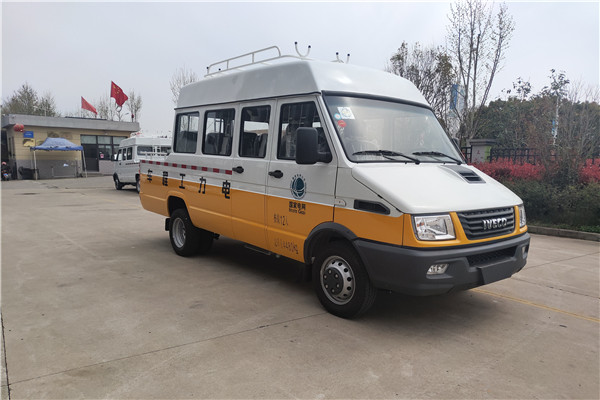 南京依維柯NJ5046XGCZA鬥式工程車（柴油國六10-13座）