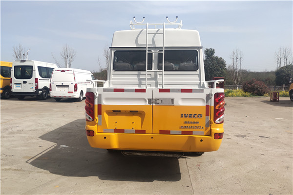 南京依維柯NJ5046XGCZA鬥式工程車（柴油國六10-13座）