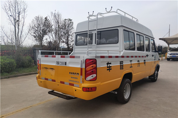 南京依維柯NJ5046XGCZA鬥式工程車（柴油國六10-13座）