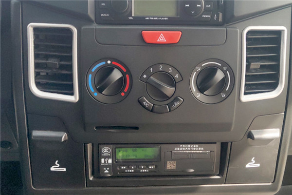 南京依維柯NJ5046XGCZA-1鬥式工程車（柴油國六10-13座）