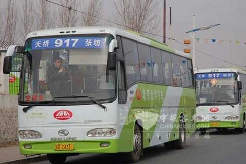 配有艾裏遜自動變速箱的八方達917公交車平穩安全地行駛在北京城郊路上