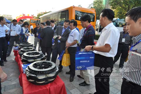 各運輸公司領導參觀華越展台