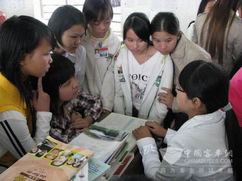 玉柴誌願者為(wei) 學生們(men) 提供學習(xi) 輔導